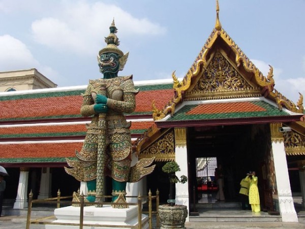 Храм изумрудного Будды в Бангкоке фото