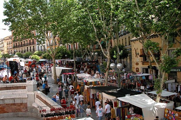 Блошиный рынок Эль Растро в Мадриде