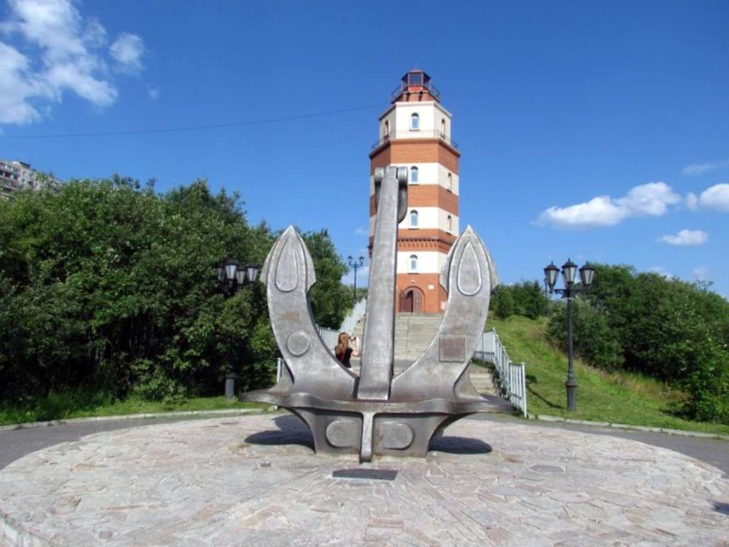 Морякам погибшим в мирное время. Маяк Мурманск памятник. Памятник морякам в Мурманске. Маяк и храм Спаса на Водах в Мурманске. Памятник погибшим морякам в Мурманске.