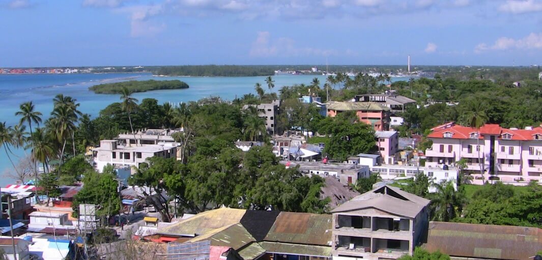 Отдых на пляже Бока-Чика Доминикана, лежаки под пальмами у лагуны