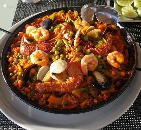 Закат на пляже Доминиканы, оранжевое небо над Карибским морем