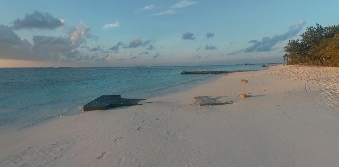 Мальдивы бунгало над водой дощатый мостик и бирюзовая вода