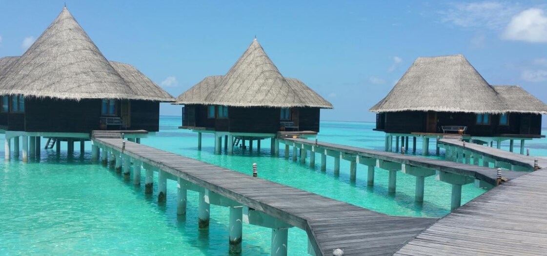 Мальдивы панорама атолла кристальная вода лагуны вид сверху