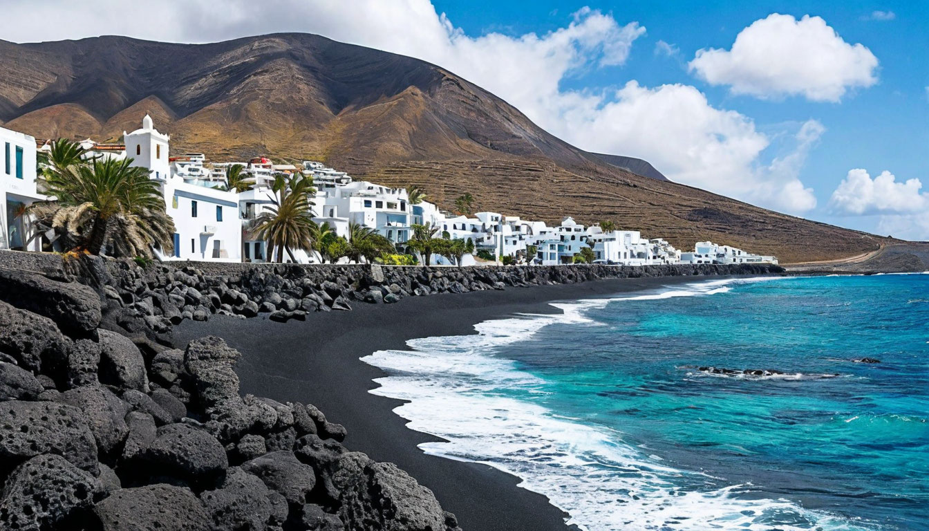 Лансароте — вулканический пляж с бирюзовой водой