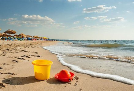 Подробнее о статье Куда поехать с детьми на море в августе 2026: недорого и без долгой дороги