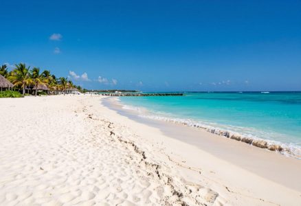 Пляж Канкуна с белым песком и бирюзовым морем