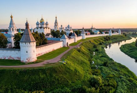Панорама Суздаля над рекой Каменкой