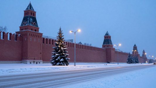 Новогодняя Коломна: краснокирпичная стена кремля и ёлка зимним вечером
