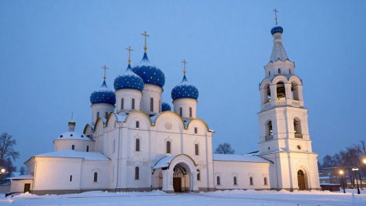 Троице-Сергиева лавра зимой: синие купола в золотых звёздах и колокольня