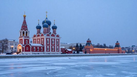 Новогодний Углич: красная церква Царевича Димитрия с синими куполами на берегу Волги