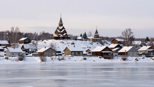 Зимний Плёс на берегу Волги, деревянный храм на горе