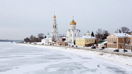 Кинешма на высоком берегу Волги зимой