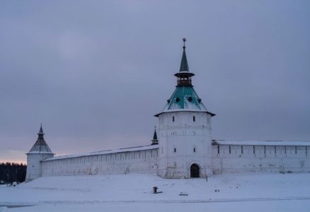 Белые стены кремля Казани зимой