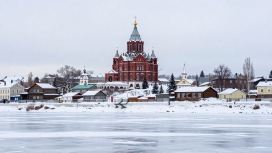 Можайск зимой, краснокирпичный собор на холме