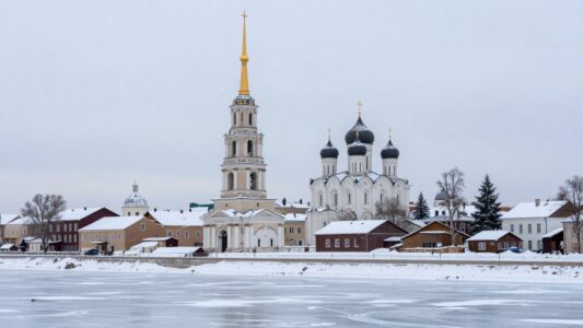 Шуя на берегу Тезы зимой: колокольня и Воскресенский собор