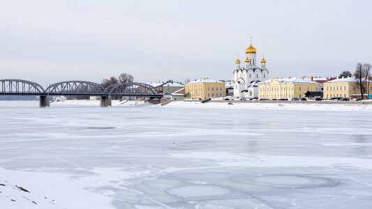 Тверь на Волге зимой: набережная, церковь и Староволжский мост